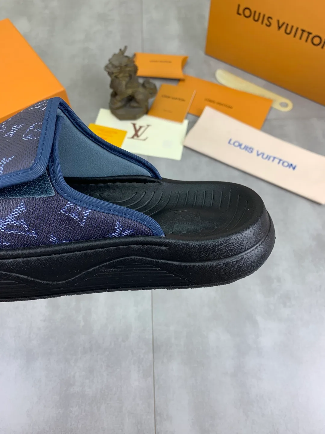 Men's shoes 💰P320💰【New style】🆘 Original quality 【LOUIS VUITTON】The popular Louis Vuitton LV men's slippers on the official website are on sale simultaneously! Original fabric imported from Italy. Original bottom provided by the original factory. Number of yards: 38-44 (customized to 45). Multiple colors to choose from. Fully packaged drawer box.